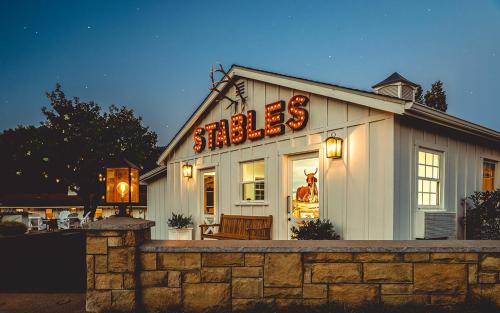 Un edificio con un cartel que dice sonrisas en Stables Inn, en Paso Robles
