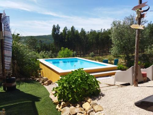 una piscina in un giardino con vista di Casa rural Chapinheira a Chapinheira