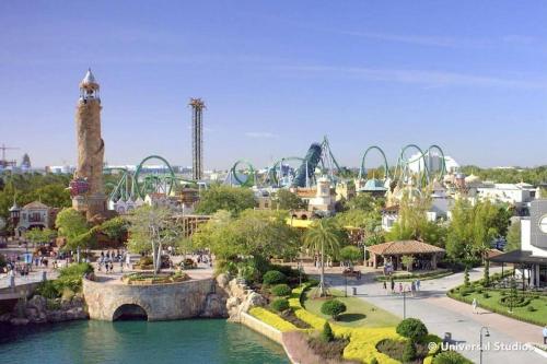 um parque de diversões com uma montanha-russa e um parque aquático em Florida Vacation Condo - No Resort Fees em Kissimmee
