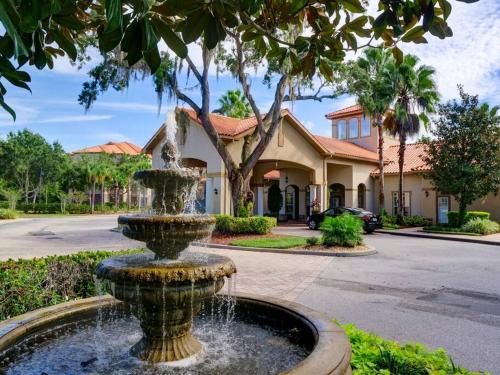 een fontein voor een huis bij Florida Vacation Condo - No Resort Fees in Kissimmee