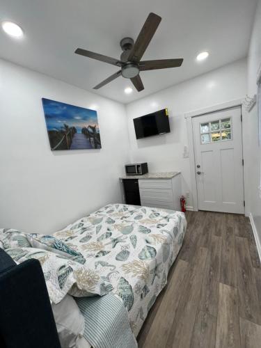Ένα ή περισσότερα κρεβάτια σε δωμάτιο στο Crystal Sands Apartments