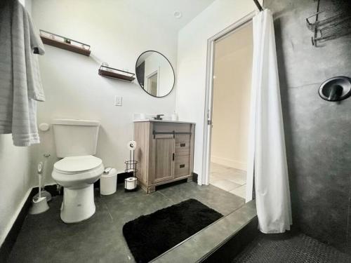 好萊塢的住宿－Luxurious & Modern Open Floor Plan Heated Pool Villa，浴室设有卫生间和带镜子的淋浴