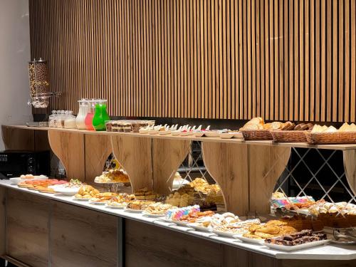 uma padaria com muitos tipos diferentes de pastelarias em exposição em Rever Hotel em Tashkent