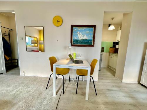 a white table and chairs in a room at Super GOLD Centrum 2x Metro WiFi 600 Mb/s Netflix HBO AppleTV in Warsaw