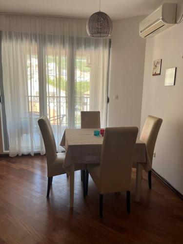 Ruang duduk di Cozy Montenegro Experience, 50m from the beach