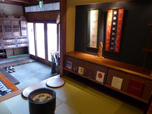 ein Wohnzimmer mit einem Zimmer mit in der Unterkunft Minshuku Kuwataniya - Vacation STAY 96480v in Takayama