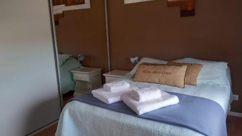 una camera da letto con un letto con asciugamani sopra di Casa Brava a Puerto Pirámides