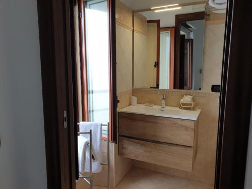 シッラにあるIl Borgoのバスルーム(洗面台、鏡付)