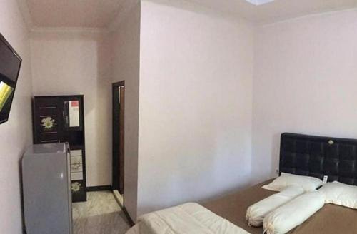 馬老奇的住宿－Kost Haji Naini，一间卧室配有一张床和一台电视