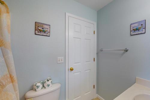 a bathroom with a toilet and a white door at Adel's Place #8-S in Salvo