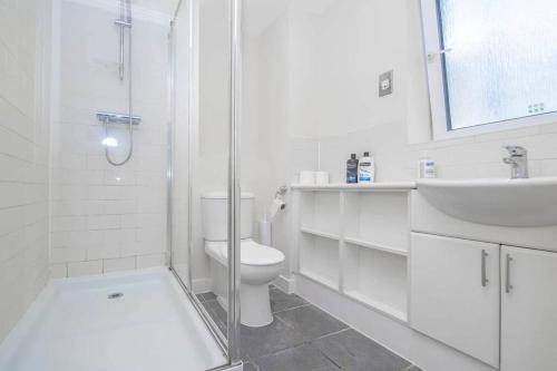 Koupelna v ubytování FLASH SALE Brighton Train Station 4 Bedrooms Flat BN119KIN