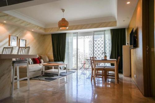 - un salon avec un canapé et une table dans l'établissement Tour Végétale CFC Cozy Anfa D, à Casablanca