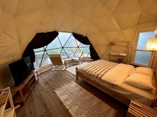 1 dormitorio con 1 cama grande en una tienda de campaña en Luvinn Kayaköy, en Kayakoy