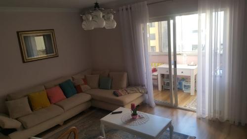 地拉那的住宿－Apartment for Rent，客厅配有沙发和桌子