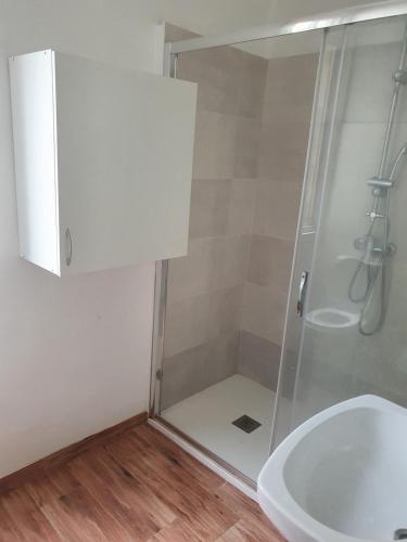 een badkamer met een douche en een wastafel bij Habitación pequeña con balcon in Vigo