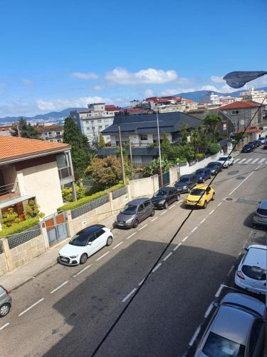 een groep auto's geparkeerd in een stadsstraat bij Habitación pequeña con balcon in Vigo