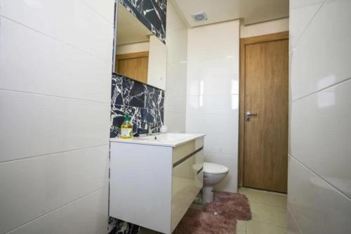 Ванна кімната в Cosy&modern new apartment