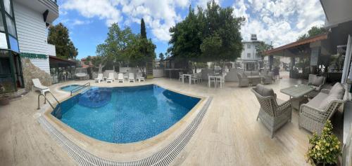 una piscina en medio de un patio en Kutberk Hotel Kemer, en Kemer
