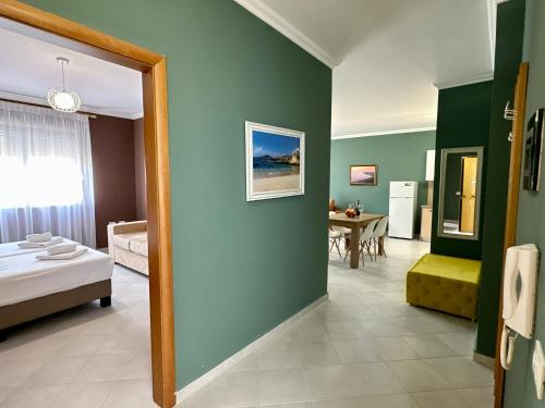 um quarto com uma cama e uma sala de jantar em FAMILY SUITE RESIDENCE em Vlorë