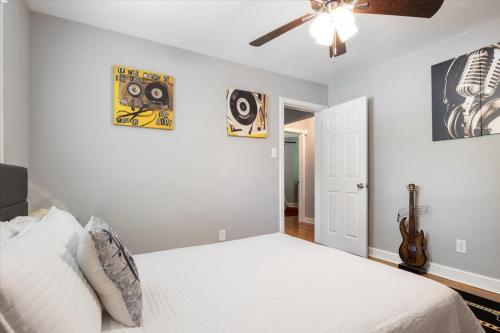 a bedroom with a bed and a ceiling fan at The Cozy Emerald in Richmond