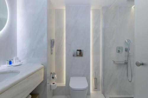 Un baño de Radisson Blu Park Hotel Athens