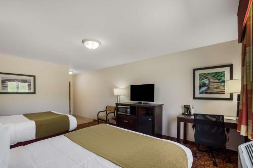 Μια τηλεόραση ή/και κέντρο ψυχαγωγίας στο SureStay Hotel by Best Western Whittington Rend Lake