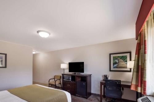 Μια τηλεόραση ή/και κέντρο ψυχαγωγίας στο SureStay Hotel by Best Western Whittington Rend Lake
