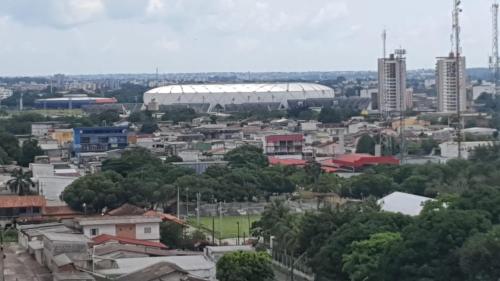 Pemandangan umum bagi Manaus atau pemandangan bandar yang diambil dari apartmen