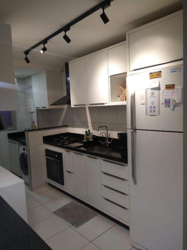 Dapur atau dapur kecil di Apartmento Condominio Paradise Lake Dom Pedro