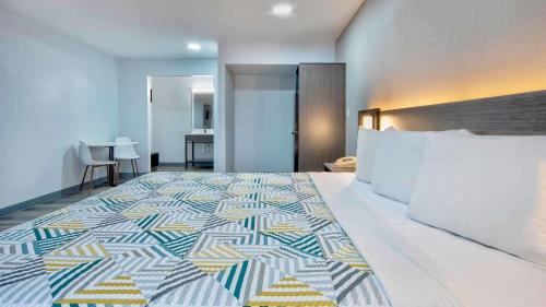 Una cama o camas en una habitación de Studio 6 Texarkana TX