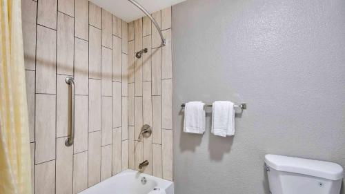 Un baño de Studio 6 Texarkana TX