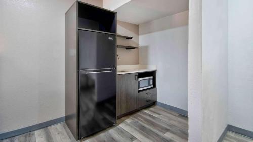 Una cocina o cocineta en Studio 6 Texarkana TX
