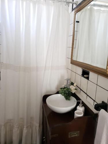 ein Bad mit einem Waschbecken und einem Spiegel in der Unterkunft Mendoza Vintage in Godoy Cruz
