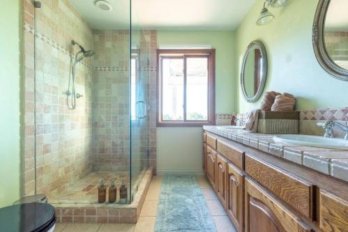 y baño con ducha y lavamanos. en Malibu Coastal Romantic Getaway, Beach & Hike Nearby, en Malibú