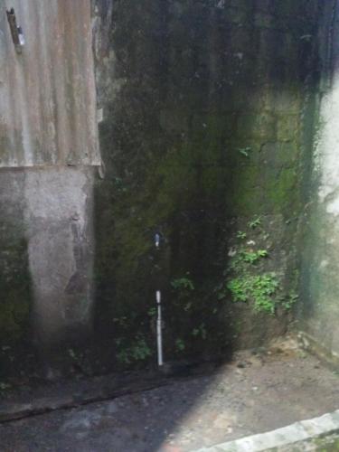 une ruelle sombre avec un mur en pierre et un bâtiment dans l'établissement Bellzan Home Stay BZ, à Cimandala