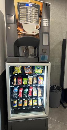 een geldautomaat met eten en drinken erin bij Quinta de Santa Ana, em Vizela in Infias