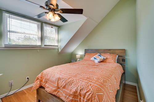 Ένα ή περισσότερα κρεβάτια σε δωμάτιο στο Coastal Vacation Rental - 2 Mi to Huntington Beach