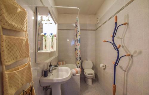 uma pequena casa de banho com lavatório e WC em Il Daino em Sassalbo