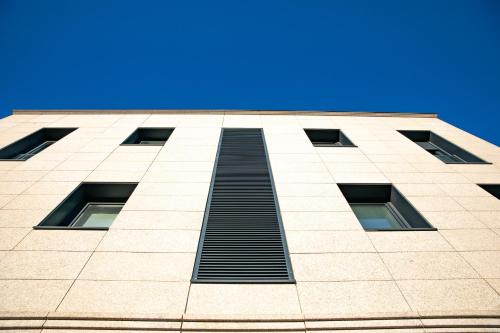 a tall building with a drain in the middle of it at Apartamentos Villa Zoila Nigrán in Nigrán