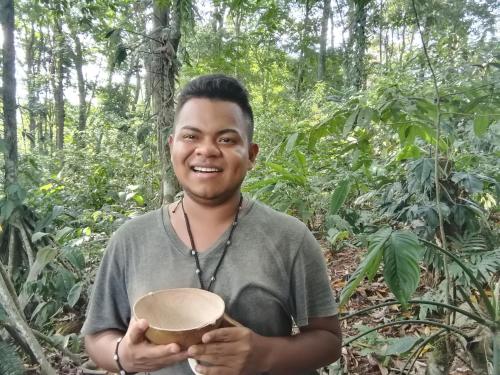 een man met een kom in een bos bij Bribri ù sule in Suretka