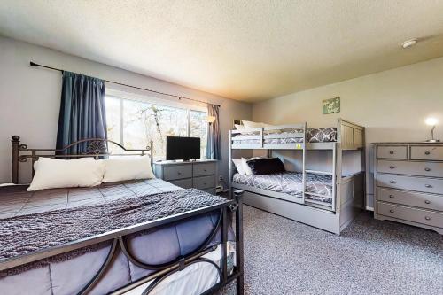 Giường trong phòng chung tại White Mountains Waterville Retreat