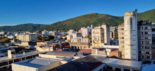 una ciudad con edificios y una montaña en el fondo en Deptos Belgrano 674 CENTRO en Salta