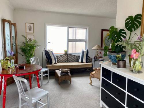 シドニーにあるOcean viewのテーブルとソファのあるリビングルーム