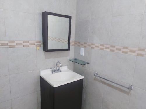 y baño con lavabo y espejo. en Casa Azur- vista al mar y alberca en Acapulco