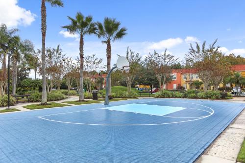 Tenis dan/atau kemudahan skuasy di Lake View Vacation Home with Pool and Game Room Near Disney Parks atau berdekatan