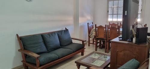 sala de estar con sofá y mesa en Deptos Belgrano 674 CENTRO en Salta