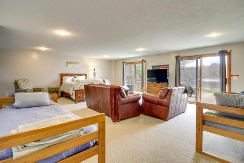 1 dormitorio con 1 cama, sillas y TV en Private Family Lakefront Retreat with Beautiful View, en Spicer