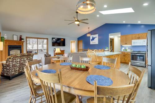 comedor y cocina con mesa y sillas en Private Family Lakefront Retreat with Beautiful View, en Spicer