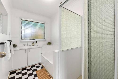 Koupelna v ubytování Bonnyvale Beach Shack- Pet friendly, walk to the beach!