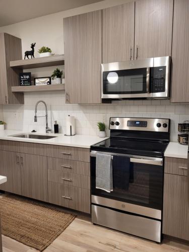 uma cozinha com um fogão e um micro-ondas em Modern Downtown SLC Apartment em Salt Lake City